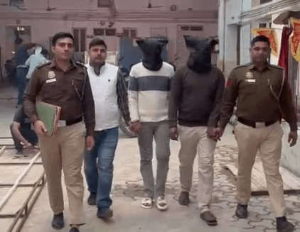 गाजियाबाद पुलिस ने दो ठगों को किया गिरफ्तार, 49 एटीएम कार्ड और बाइक बरामद