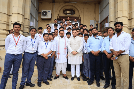 यूपी विधानसभा के बाहर मंत्री ने छात्रों से की बात, संसदीय बारीकियों को समझाया