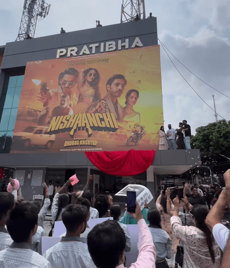 लखनऊ में चमकी ‘निशानची’ की टीम, थिएटर में पोस्टर लॉन्च कर बढ़ाया दर्शकों का उत्साह