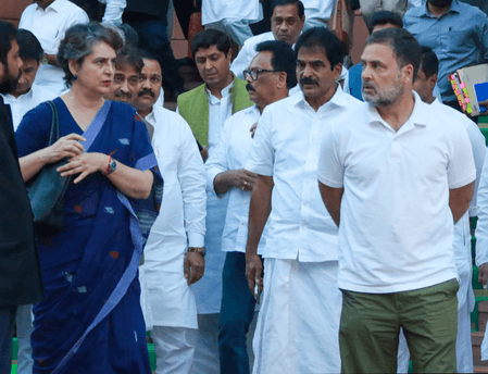केरल सीएम पर खींचतान: वायनाड में राहुल-प्रियंका के खिलाफ पोस्टर, केसी वेणुगोपाल को 'बढ़ावा' देने का आरोप