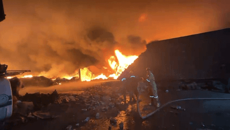 गाजियाबाद के मैनापुर औद्योगिक क्षेत्र में भीषण आग, 20 दमकल गाड़ियों ने पाया आग पर काबू