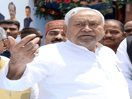 बिहार: सीएम नीतीश कुमार को बड़ा झटका, पूर्व सांसद समेत कई नेता आरजेडी में शामिल