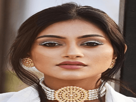 फिल्म धाकड़ में काम कर चुकीं तितिक्शा श्रीवास्तव बोलीं-कंगना रनौत जैसी दिखती हैं, वैसी हैं नहीं