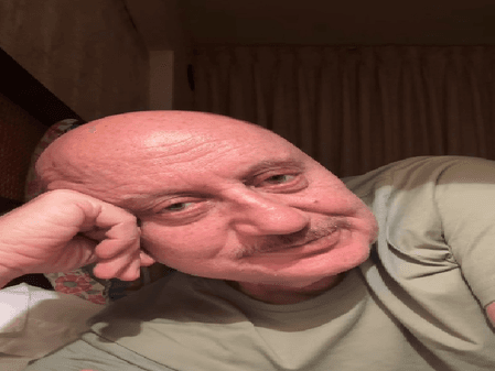 सूजे पैर के साथ अनुपम खेर करने वाले हैं अपने नाटक का 499वां शो, बताया 'शो मस्ट गो ऑन' का सही मतलब