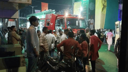 गुजरात: अहमदाबाद के निकोल इलाके में मकान की छत गिरी, मलबे में दबे 5 लोग