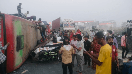 छठ महापर्व पर जयपुर से घर लौट रहे यात्रियों की बस पलटी, 22 घायल