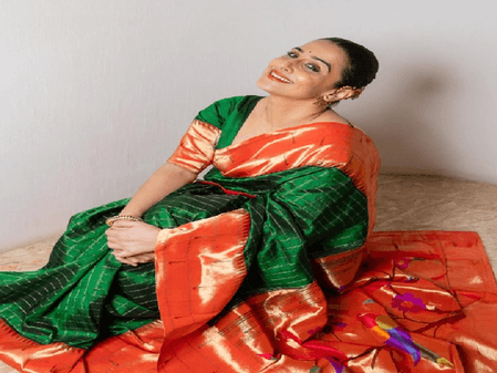 बालों में गजरा और माथे पर बिंदी लगा विद्या बालन लगी सुंदर नारी