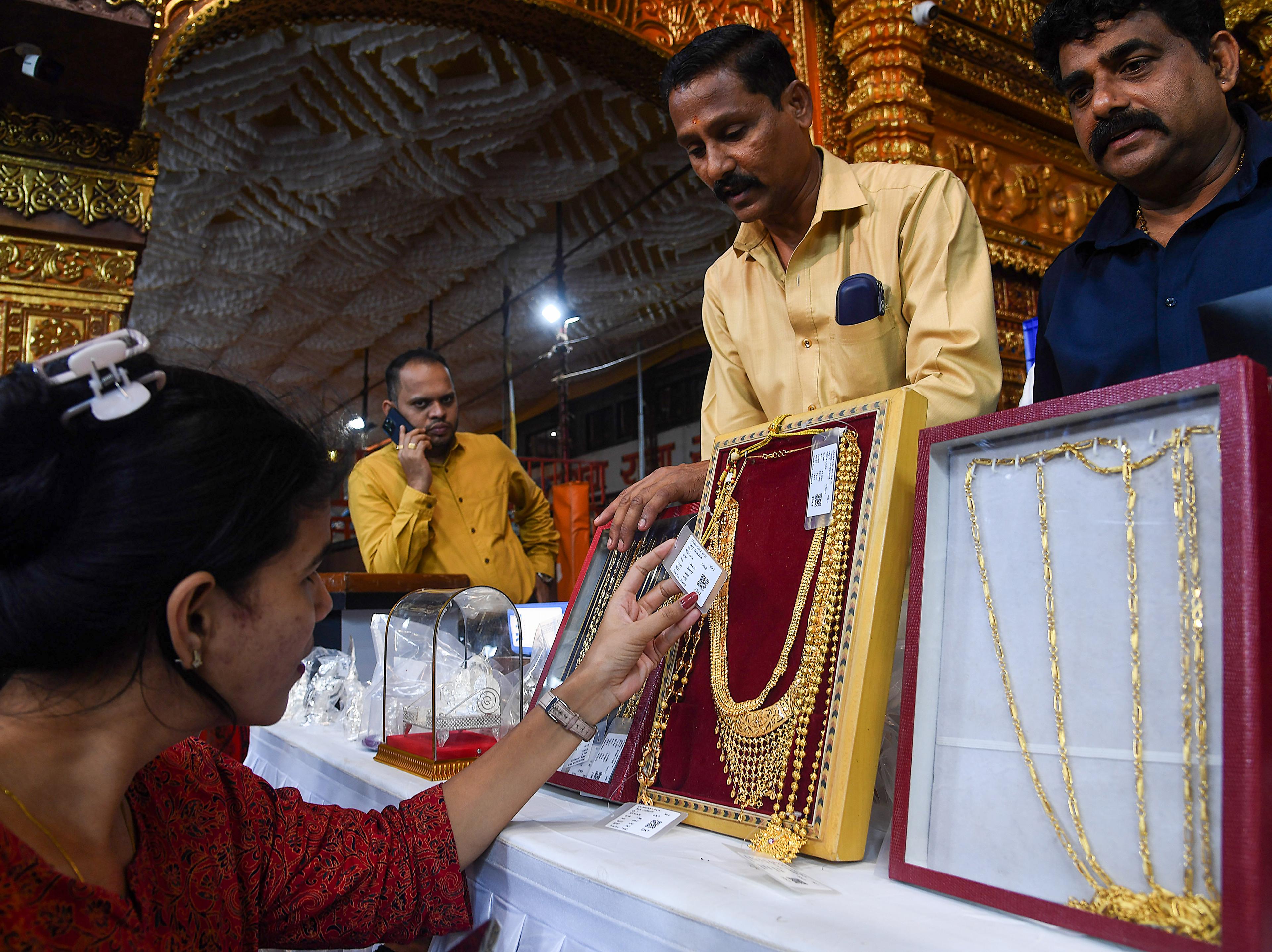 सोना इस हफ्ते दो हजार रुपए और चांदी चार हजार रुपए से अधिक सस्ती हुई