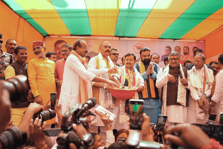 भाजपा अध्यक्ष नितिन नवीन पहुंचे पटना, कार्यकर्ताओं संग मनाई होली