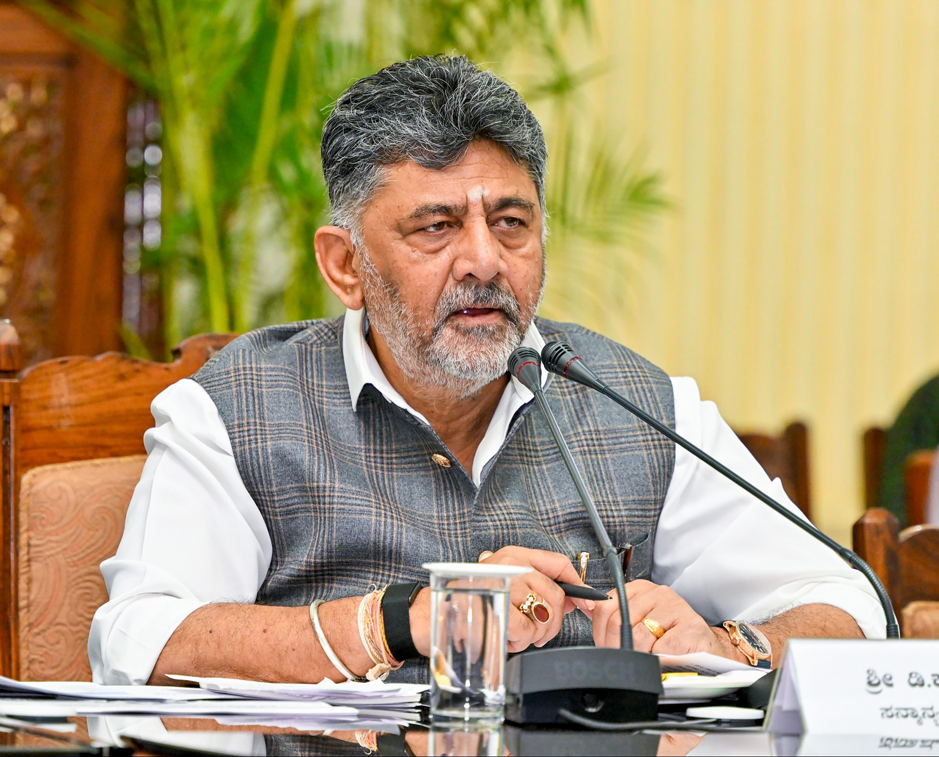 कर्नाटक: प्रदर्शन कर रहे छात्रों के साथ खड़े हुए सीएम शिवकुमार, बोले- यह राजनीति नहीं, भविष्य का सवाल