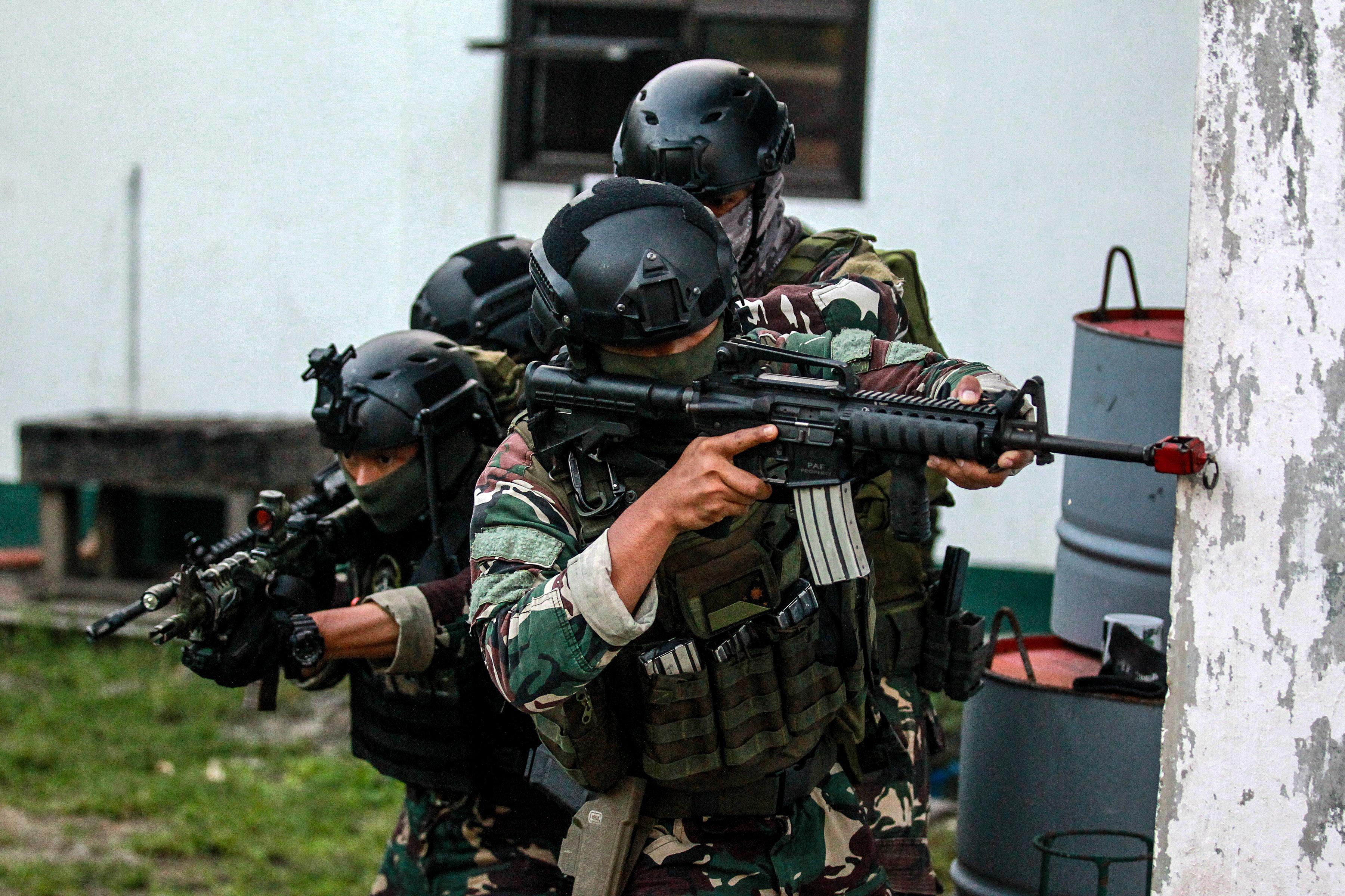 फिलीपींस में सेना से मुठभेड़ में एनपीए के दो सदस्यों की मौत, आईईडी में इस्तेमाल होने वाला सामान जब्त