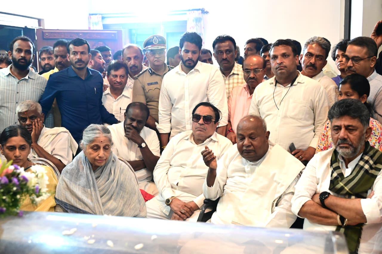 'मेरे माता-पिता का साथ नई पीढ़ी के लिए मिसाल,' मां चेन्नम्मा के निधन पर भावुक हुए एचडी कुमारस्वामी