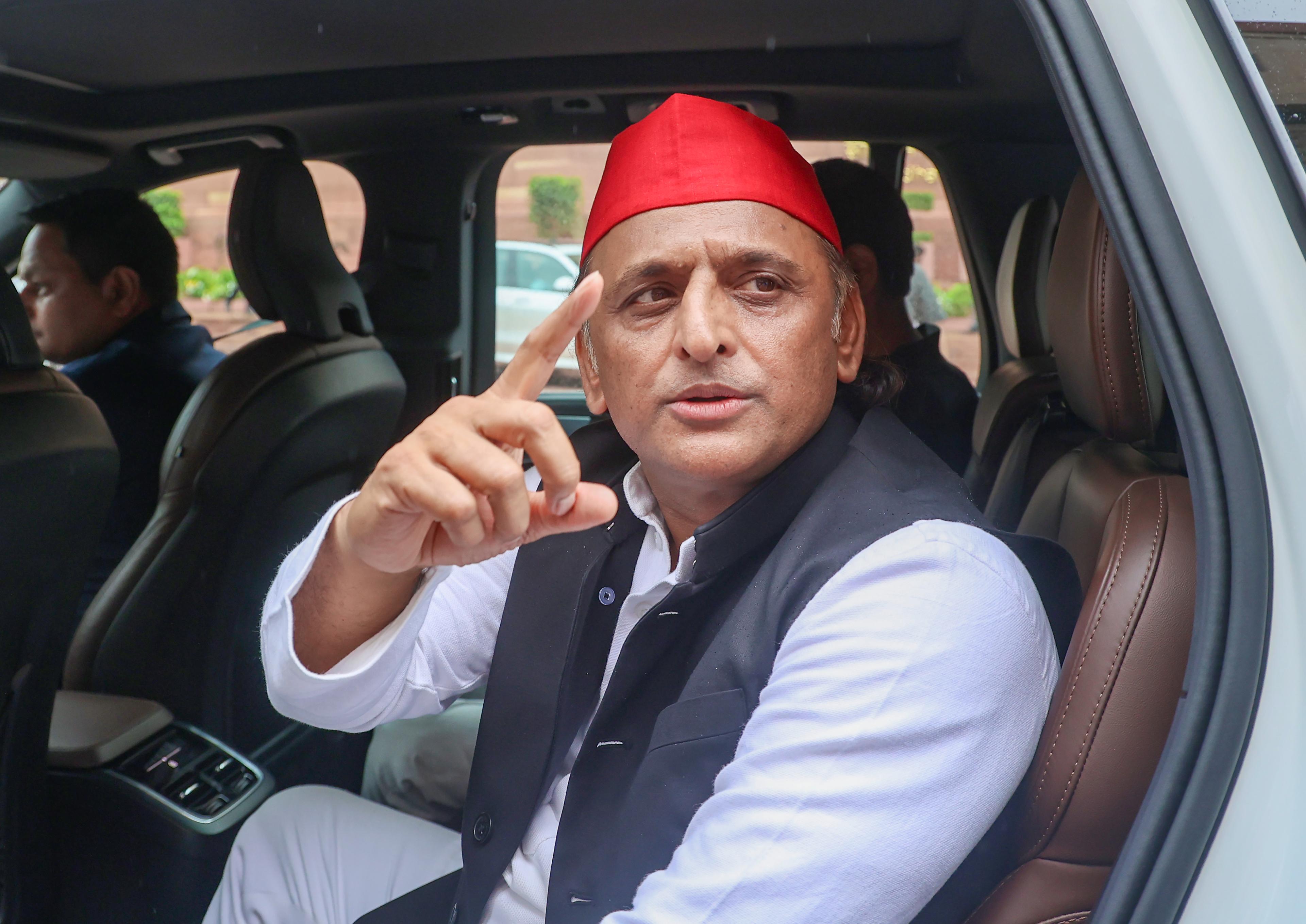 कौन से दबे राज छिपा रहे हैं शिक्षा मंत्री, आखिर किस दबाव में उन्हें नहीं हटा पा रही सरकार: अखिलेश यादव