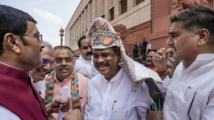 धर्मेंद्र प्रधान भारत की बर्बाद एजुकेशन सिस्टम के प्रतीक हैं और हमेशा रहेंगे: राहुल गांधी