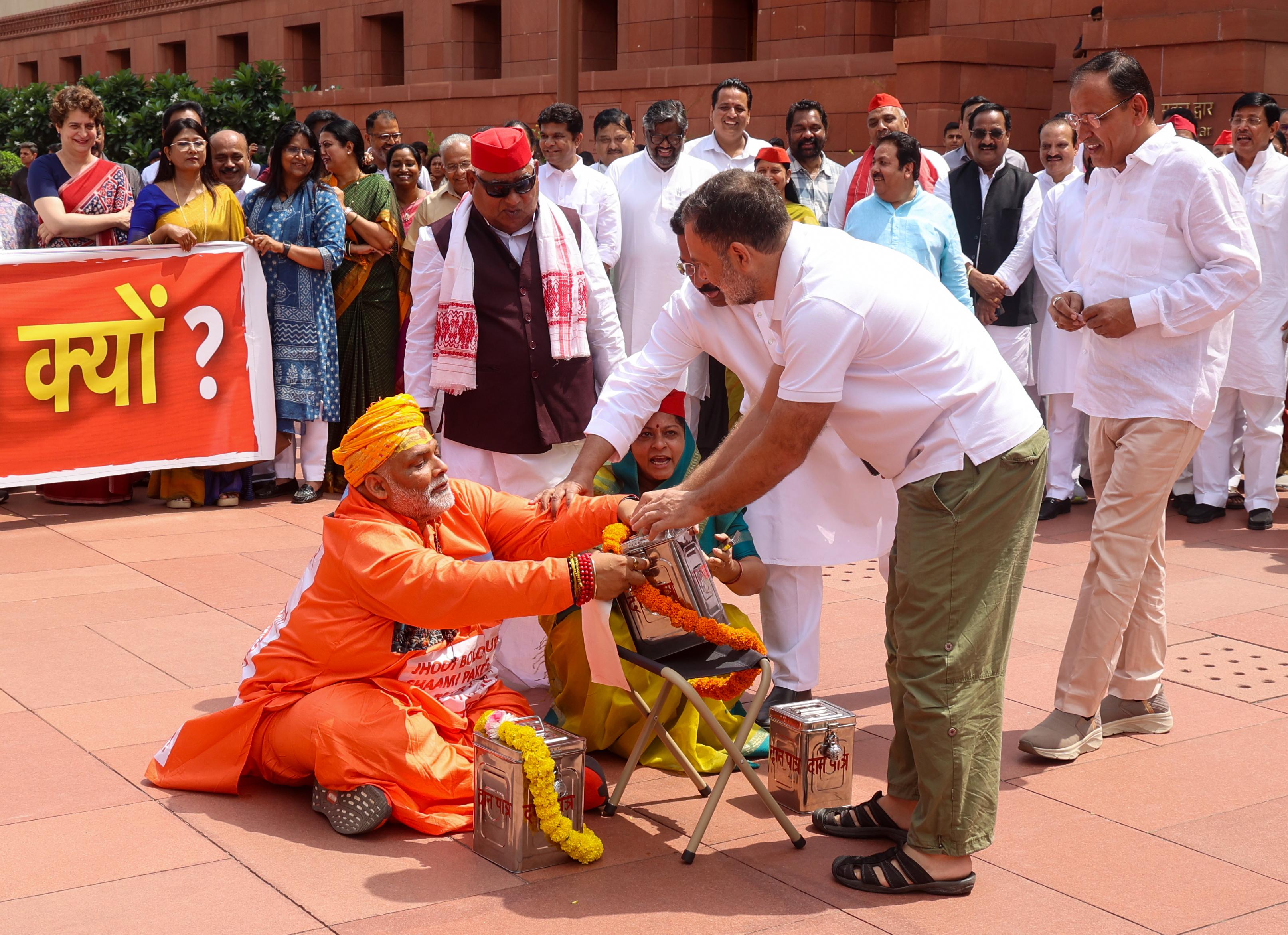 संसद परिसर में 'भगवा कपड़ों' में पप्पू यादव का प्रदर्शन, भाजपा-वीएचपी ने विपक्ष को घेरा