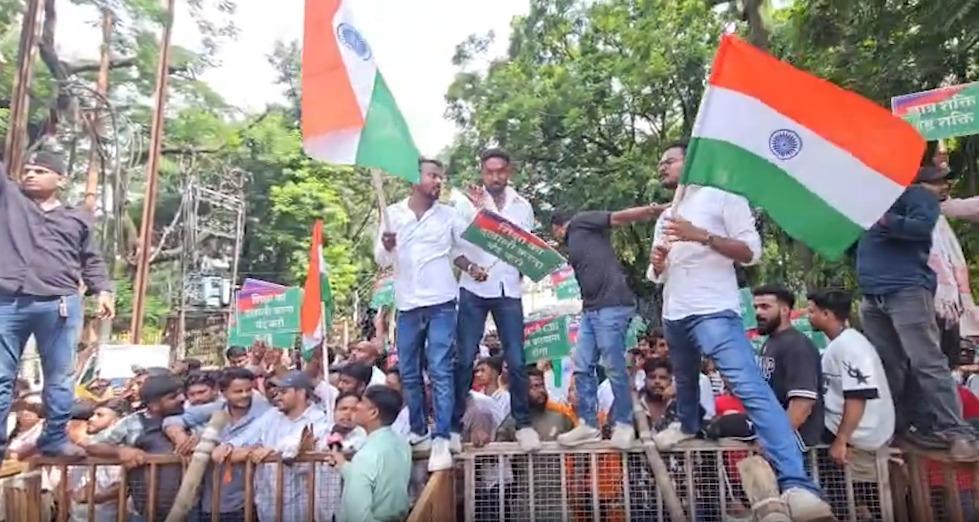 झारखंड: लोक भवन के बाहर छात्रों का प्रदर्शन, जेपीएससी परीक्षा रद्द करने और सीबीआई जांच की मांग