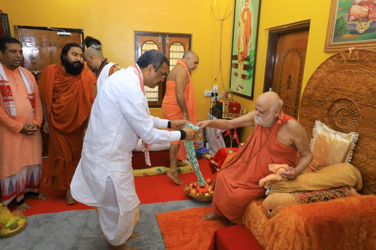जगन्नाथ रथ यात्रा के अवसर पर धर्मेंद्र प्रधान सहित कई नेताओं ने शंकराचार्य स्वामी निश्चलानंद से की मुलाकात