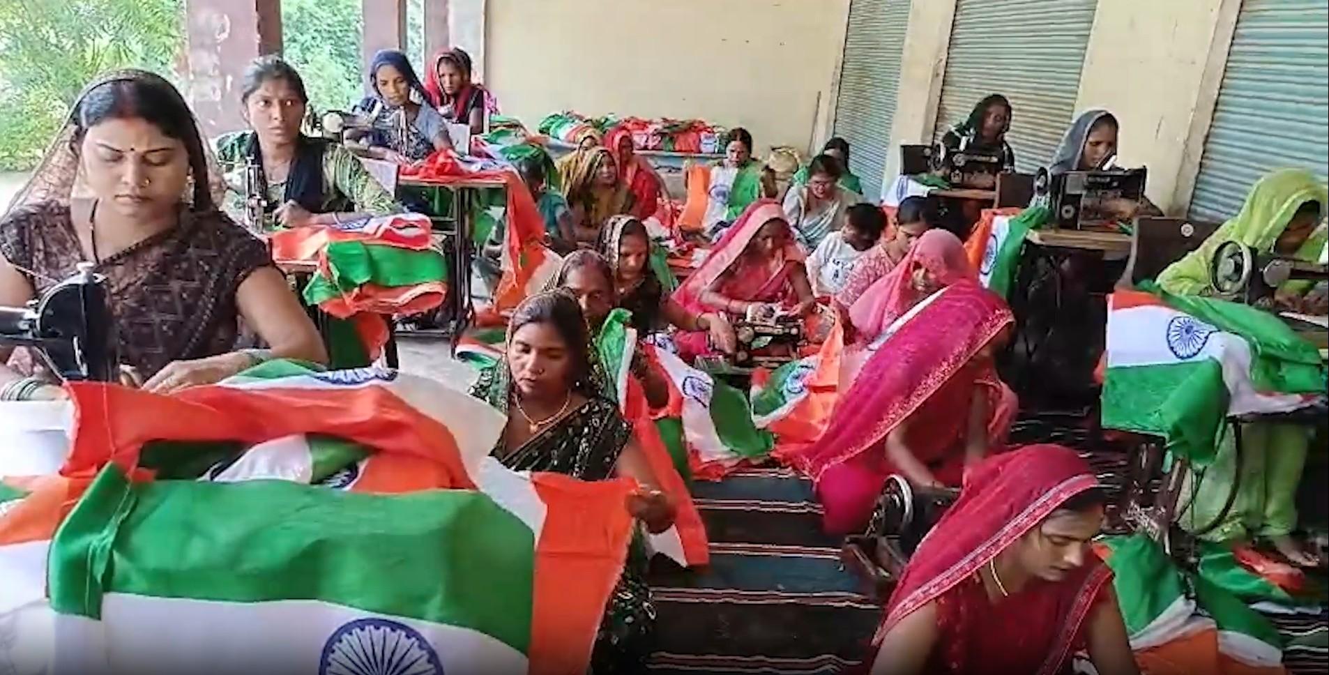 हर घर तिरंगा अभियान: जौनपुर में 300 महिलाओं ने संभाली झंडा बनाने की जिम्मेदारी