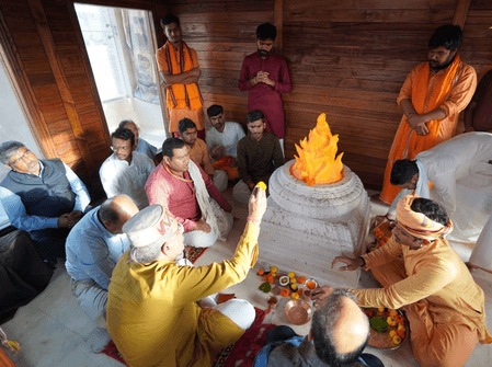 चल-विग्रह प्रतिष्ठा से पहले अयोध्या के गर्भगृह में रामलला के अस्थायी स्थल पर स्थापित हुई पवित्र ज्योति