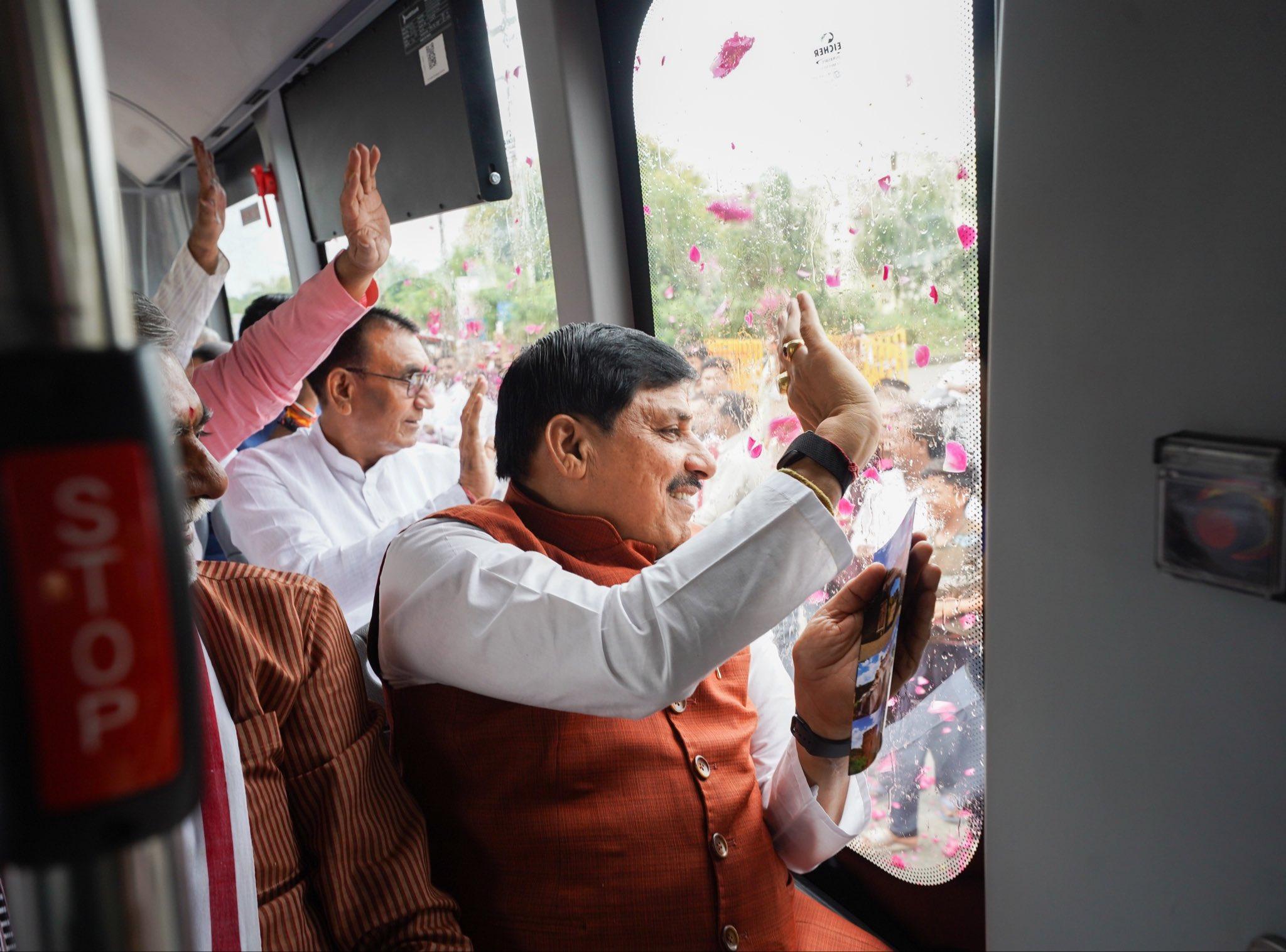मध्य प्रदेश के सीएम मोहन यादव ने पेश की मिसाल, काफिला छोड़ सभी मंत्रियों के साथ किया बस से सफर