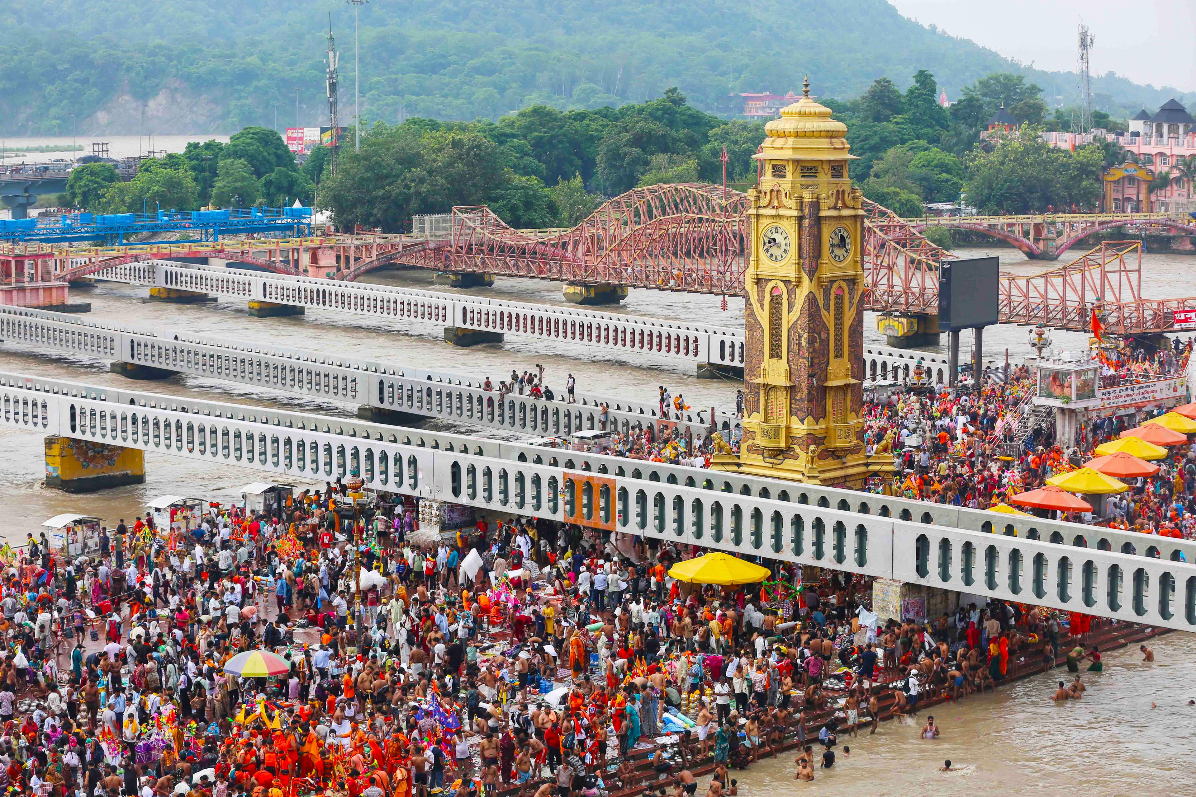 सावन के पवित्र महीने का स्वागत करने के लिए शिव मंदिरों में लगा भक्तों का तांता