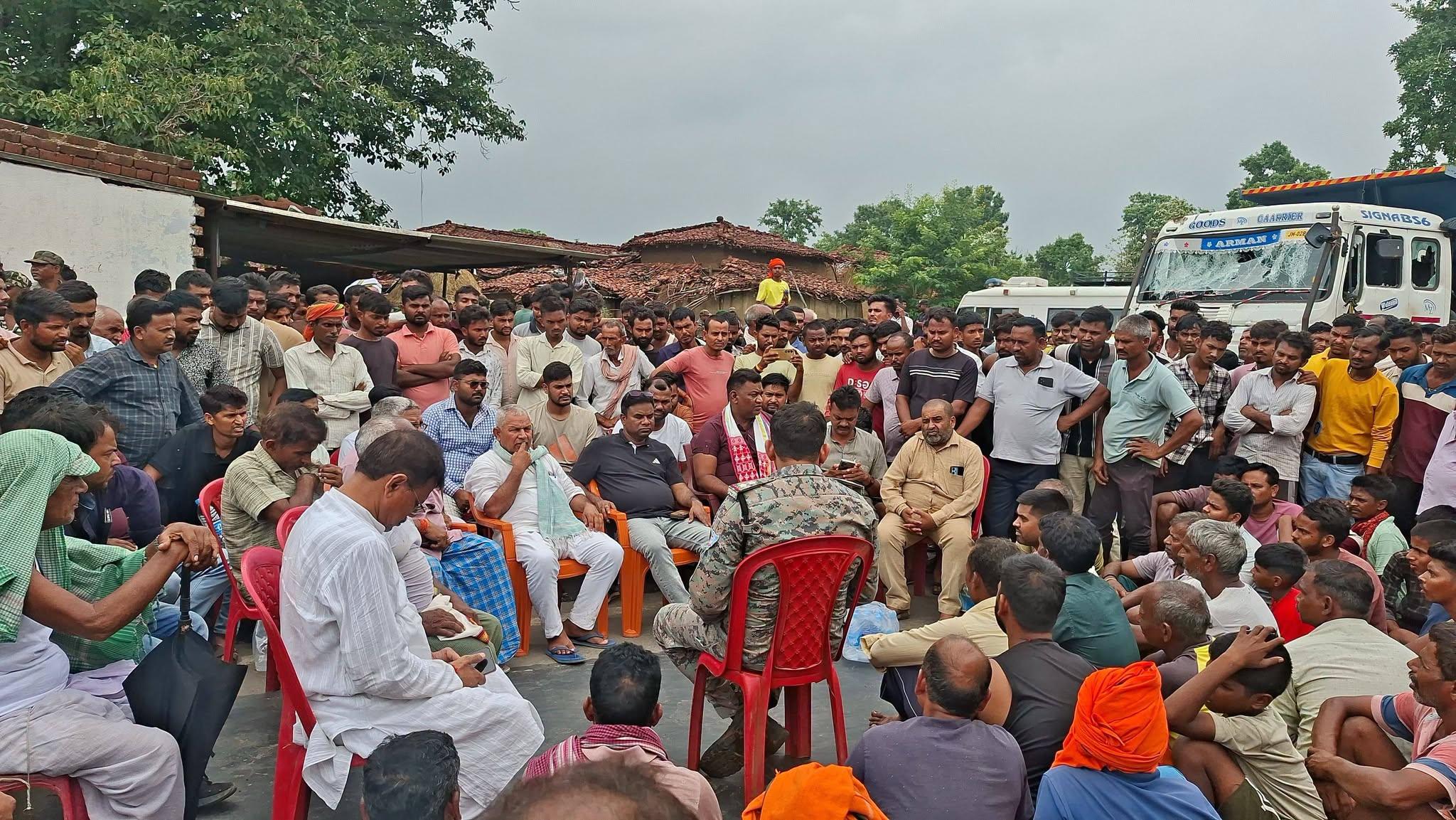 झारखंड : चतरा में कोयला लदे वाहन ने सीआरपीएफ जवान को रौंदा, विरोध में 20 घंटे से सड़क जाम