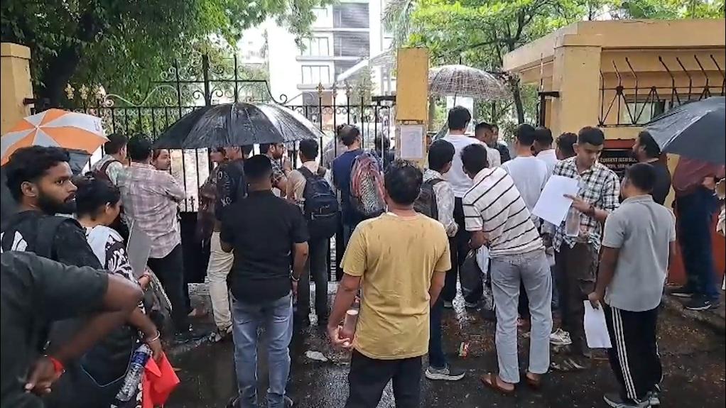 सूरत में एनडीए और सीडीएस परीक्षा देने पहुंच रहे उम्मीदवार, अपनी तैयारी को लेकर की बात