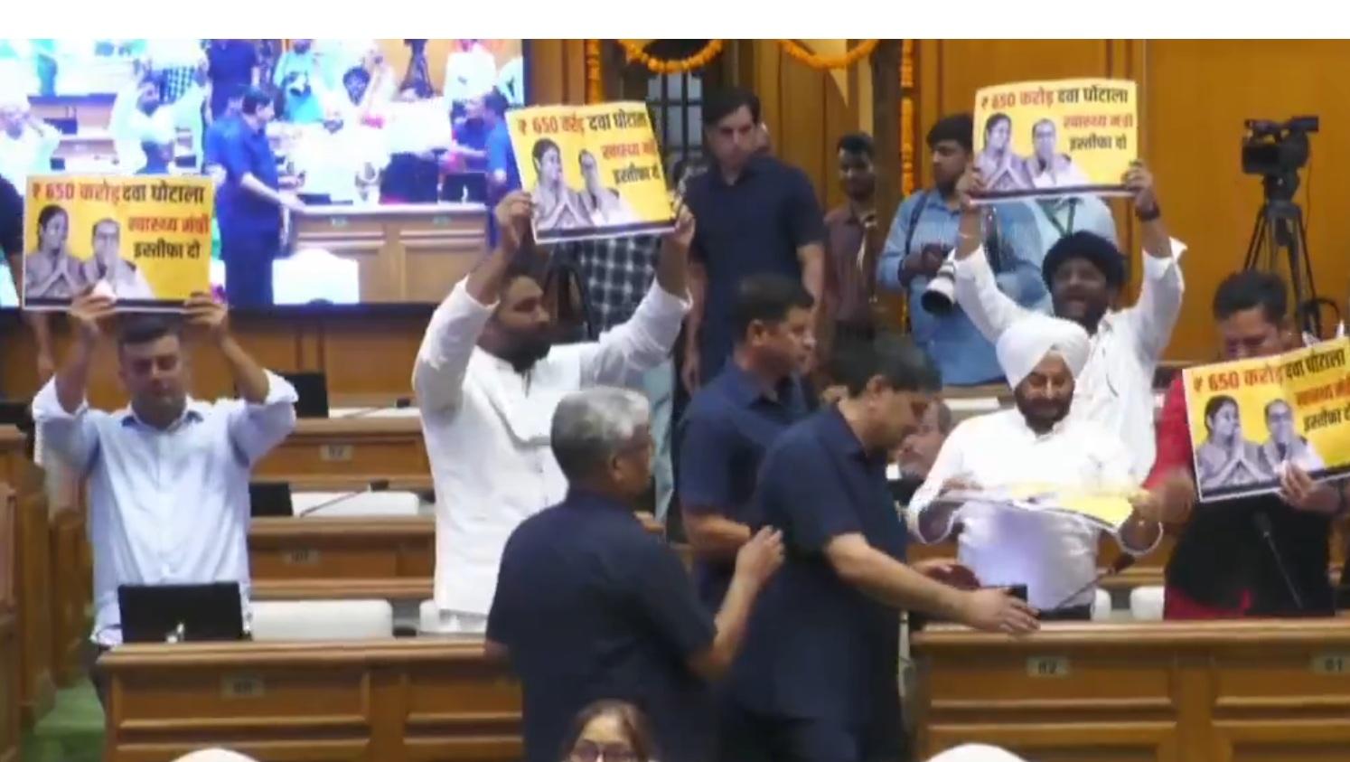 दिल्ली विधानसभा में साइकिल घोटाले को लेकर हंगामा, 'आप' विधायकों को सदन से बाहर निकालने पर सियासत तेज