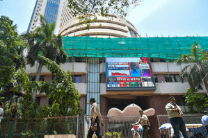 हफ्ते के पहले कारोबारी दिन लाल निशान में खुला भारतीय शेयर बाजार, सेंसेक्स में बड़ी गिरावट