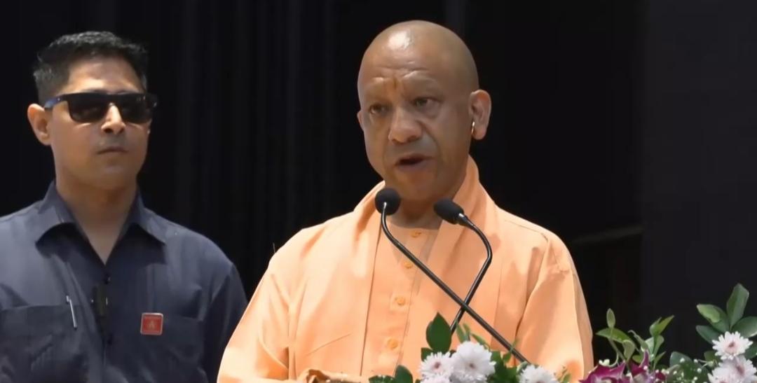 हनुमानगढ़ी में दर्शन के बाद मछली की दावत उड़ाते हैं और फिर राम-राम चिल्लाते हैं