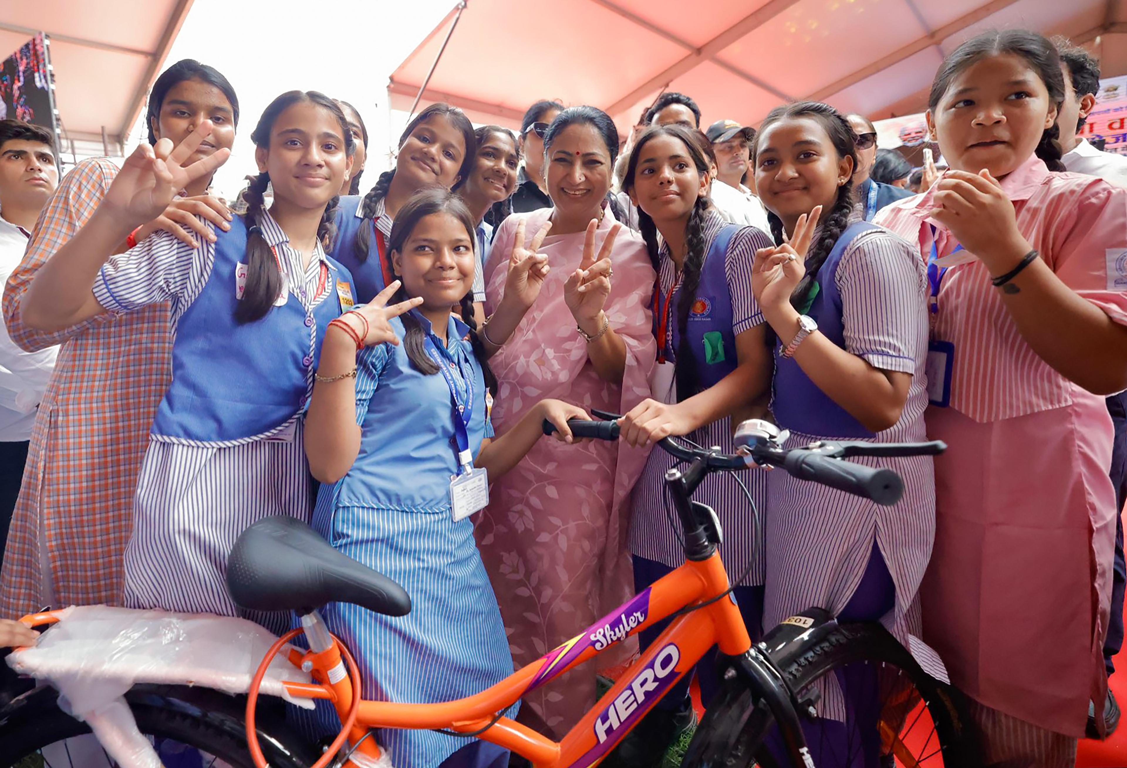 दिल्ली की मुख्यमंत्री रेखा गुप्ता ने 3,000 से ज्यादा छात्राओं को साइकिलें बांटीं