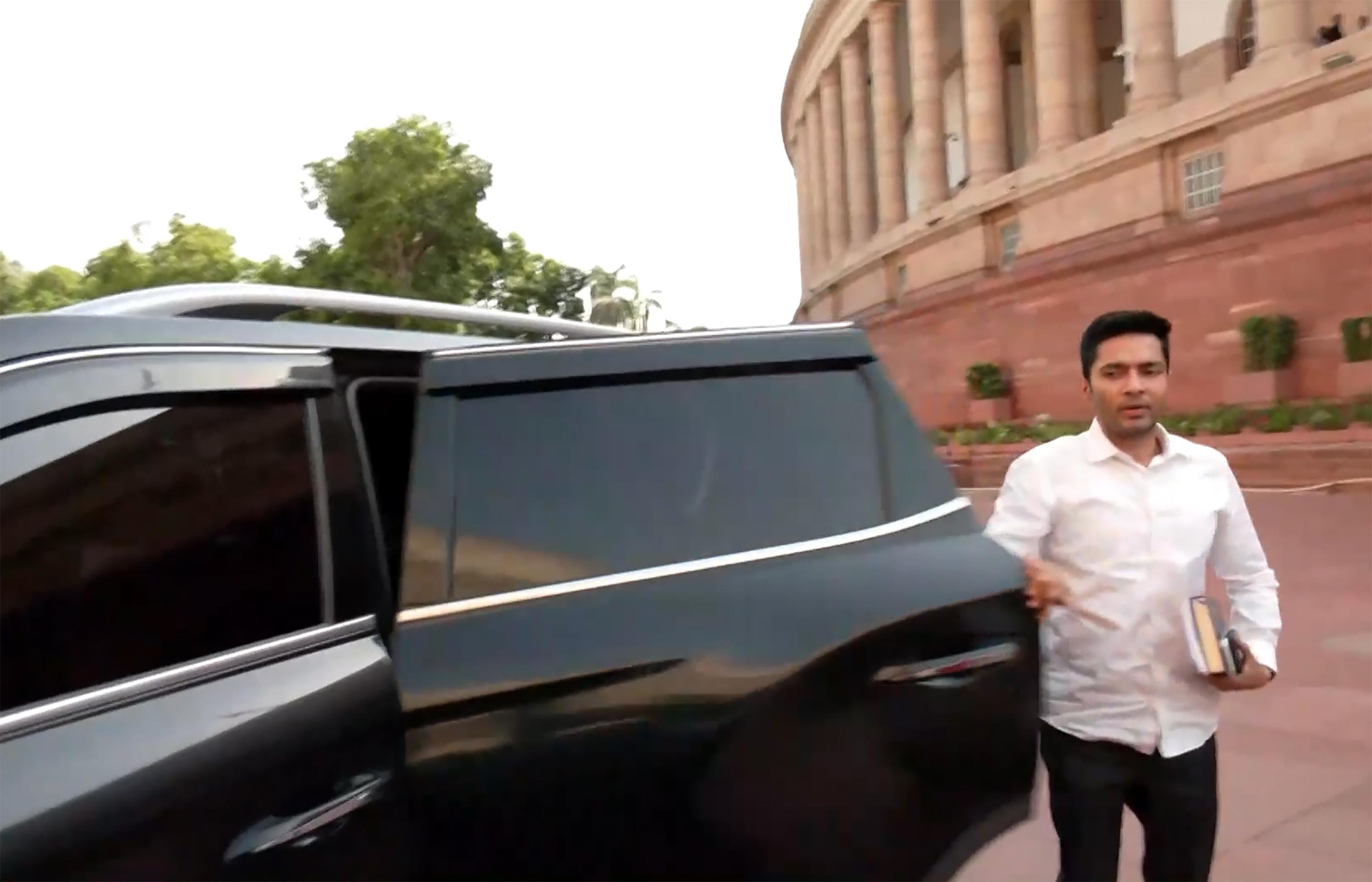 अभिषेक बनर्जी ने स्पीकर से जल्द टीएमसी के 20 बागी सांसदों के खिलाफ अयोग्यता याचिकाओं को निपटाने की अपील की