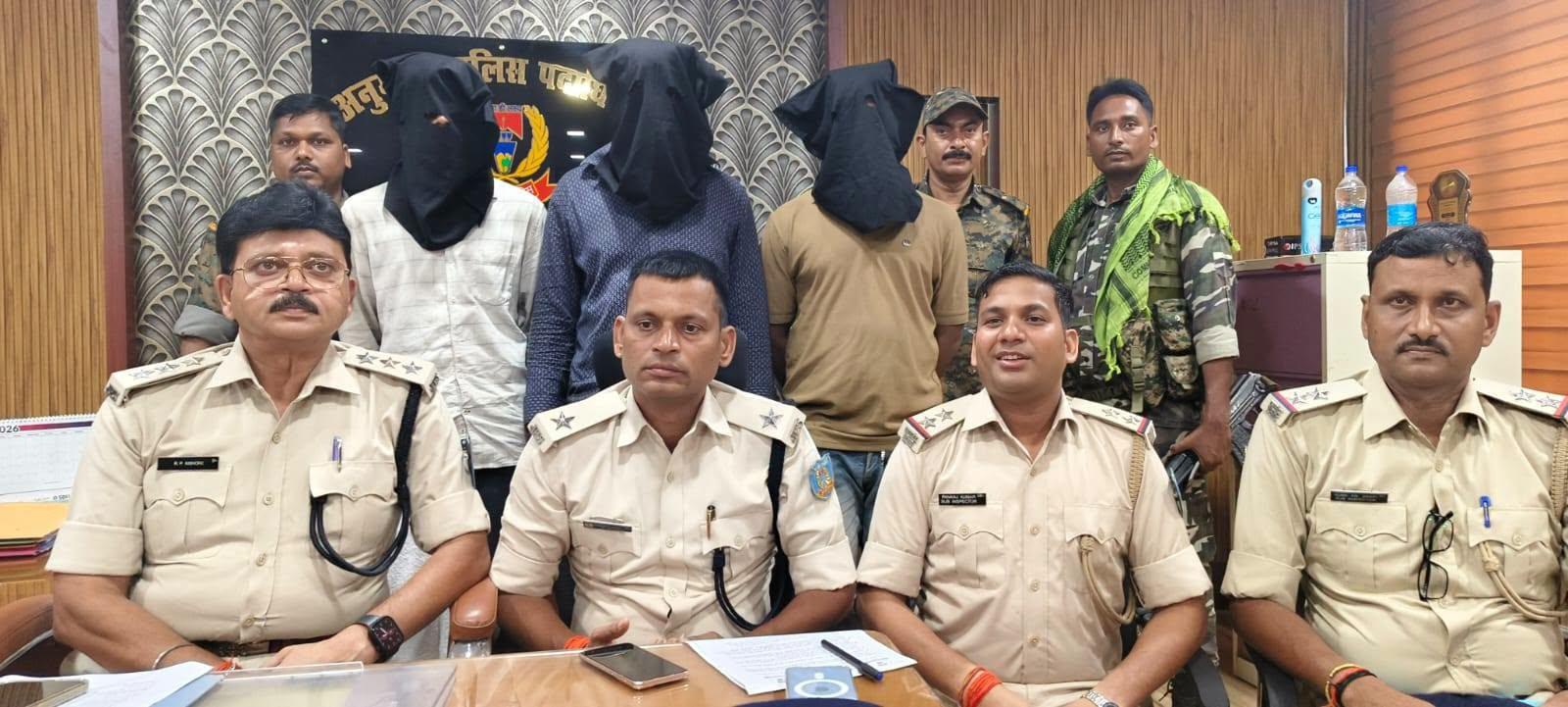 झारखंड के हजारीबाग में होटल से तीन हथियारबंद अपराधी गिरफ्तार, रिवॉल्वर और कारतूस बरामद