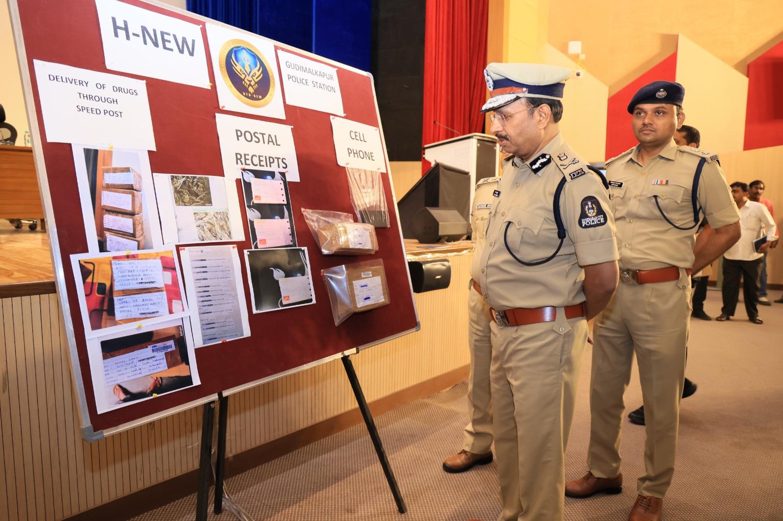 हैदराबाद पुलिस की बड़ी कार्रवाई, स्पीड पोस्ट से ड्रग्स डिलीवरी करने वाले गिरोह का भंडाफोड़