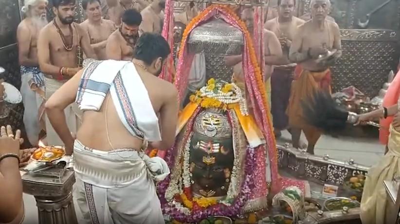 बाबा महाकाल का सोमवती अमावस्या पर भांग से विशेष शृंगार; मस्तक पर श्रीगणेश, त्रिनेत्र से सजे भगवान
