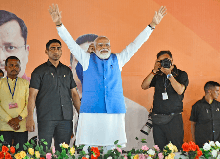 बंगाल चुनाव: सिलीगुड़ी में प्रधानमंत्री का भव्य रोड शो, लगे 'मोदी-मोदी' के नारे