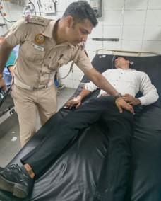 दिल्ली के आईटीओ क्रॉसिंग पर मोटरसाइकिल चलाते समय बेहोश हुए वकील को पुलिस ने बचाया