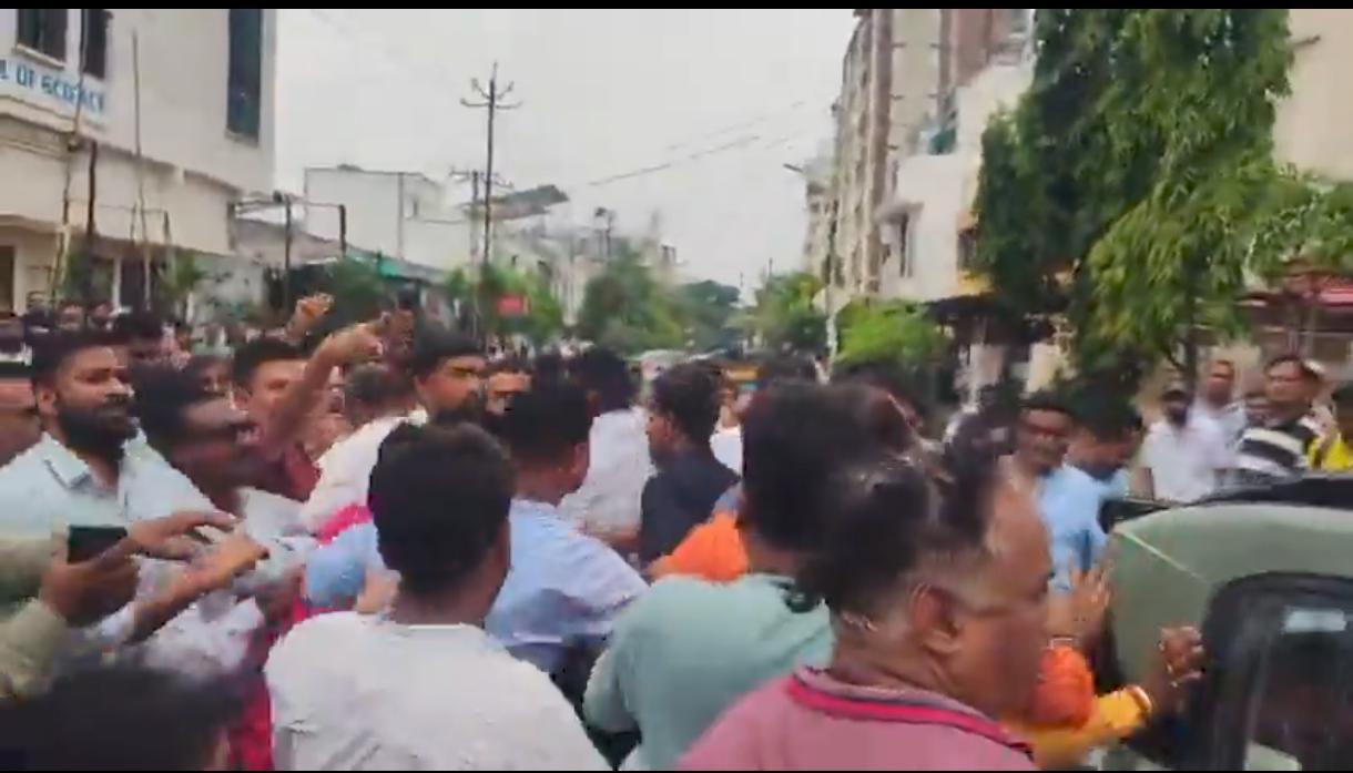 गुजरात उपचुनाव : मंजलपुर में भाजपा कार्यकर्ताओं से झड़प, कांग्रेस ने आचार संहिता उल्लंघन का लगाया आरोप