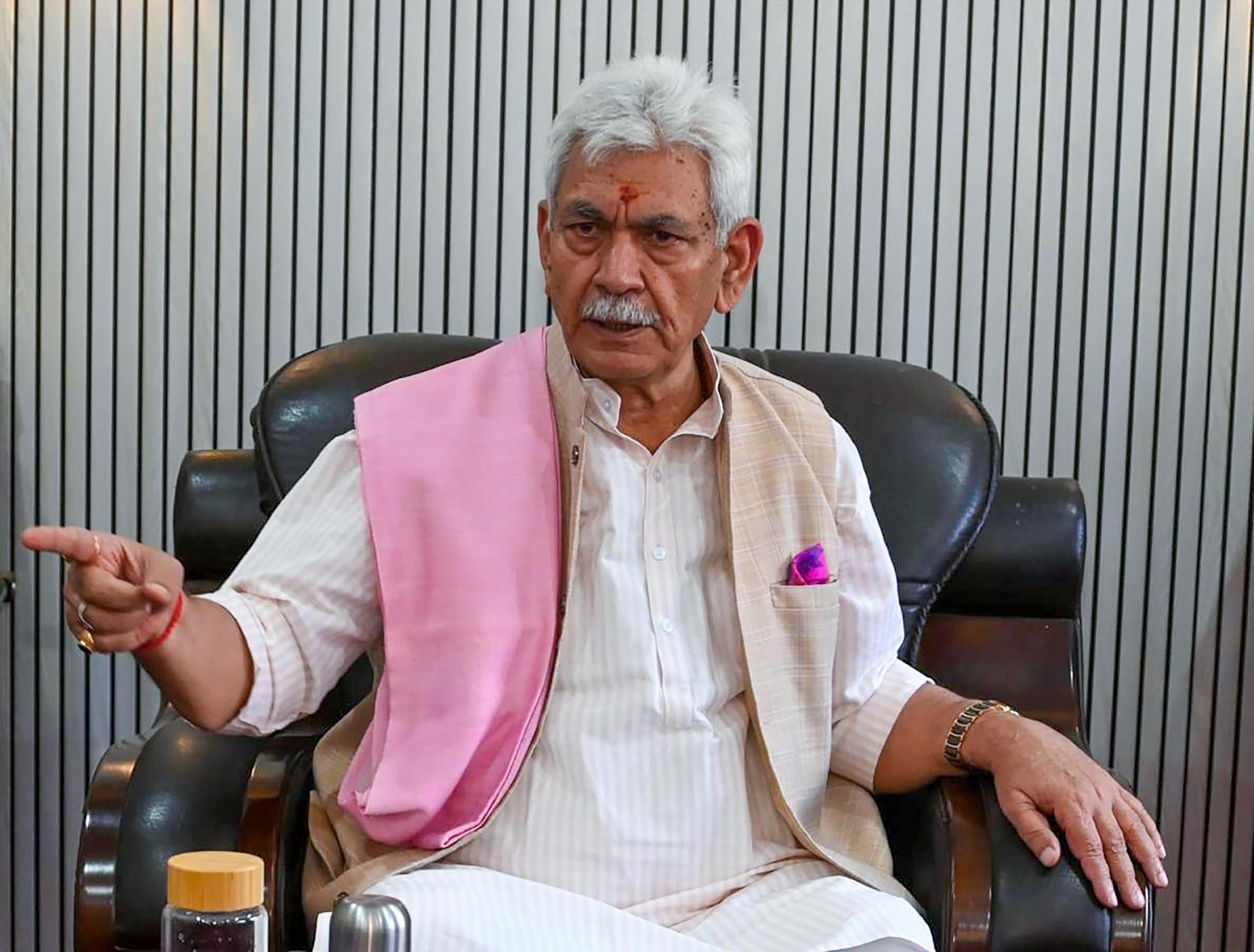 जम्मू-कश्मीर के एलजी मनोज सिन्हा ने अनंतनाग आतंकी हमले के बाद उच्चस्तरीय सुरक्षा बैठक की अध्यक्षता की