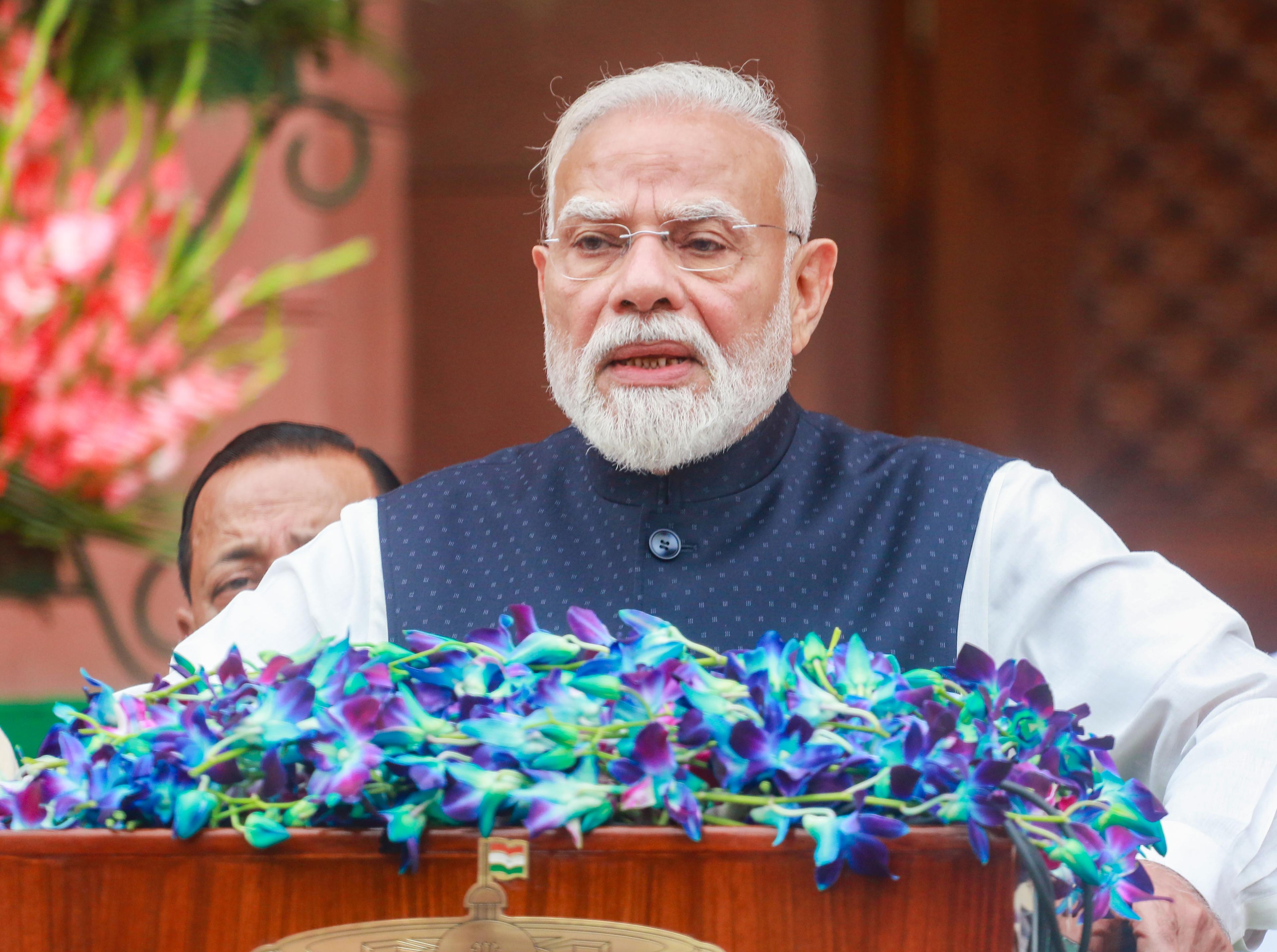 सदाचारी मनुष्य समाज में प्रतिष्ठा और सज्जनों का आदर प्राप्त करता है: प्रधानमंत्री मोदी