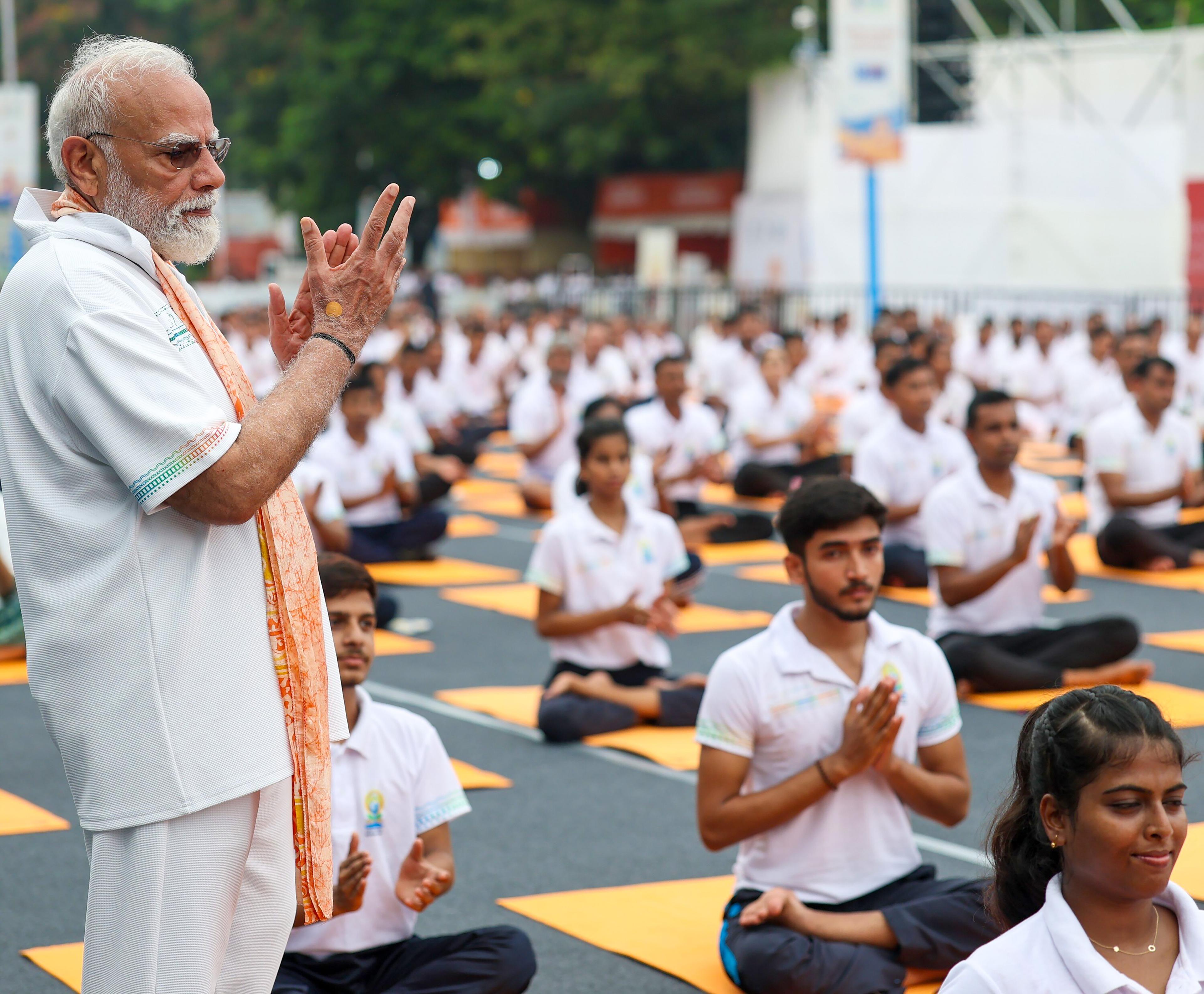 रूस से स्पेन तक योग दिवस की धूम, पीएम मोदी ने वैश्विक सहभागिता की सराहना की