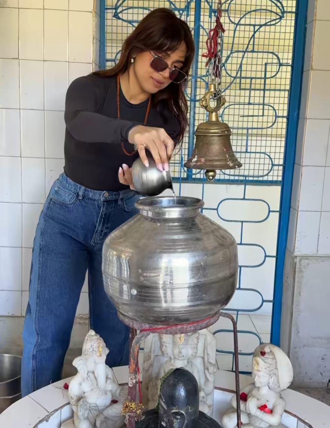 शिवलिंग पर जल चढ़ाते वक्त चश्मा पहनने पर ट्रोल हुईं भूमि पेडनेकर, यूजर्स बोले- 'पूजा कम, फोटोशूट ज्यादा है'