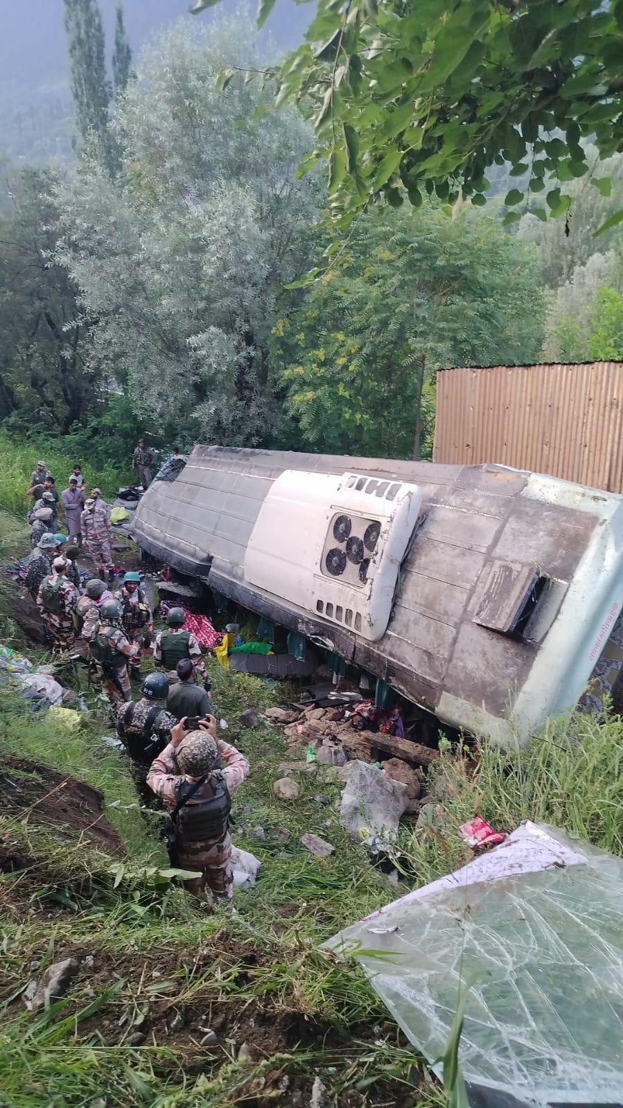 अमरनाथ यात्रा से लौट रही बस गांदरबल में पलटी, 39 श्रद्धालु घायल
