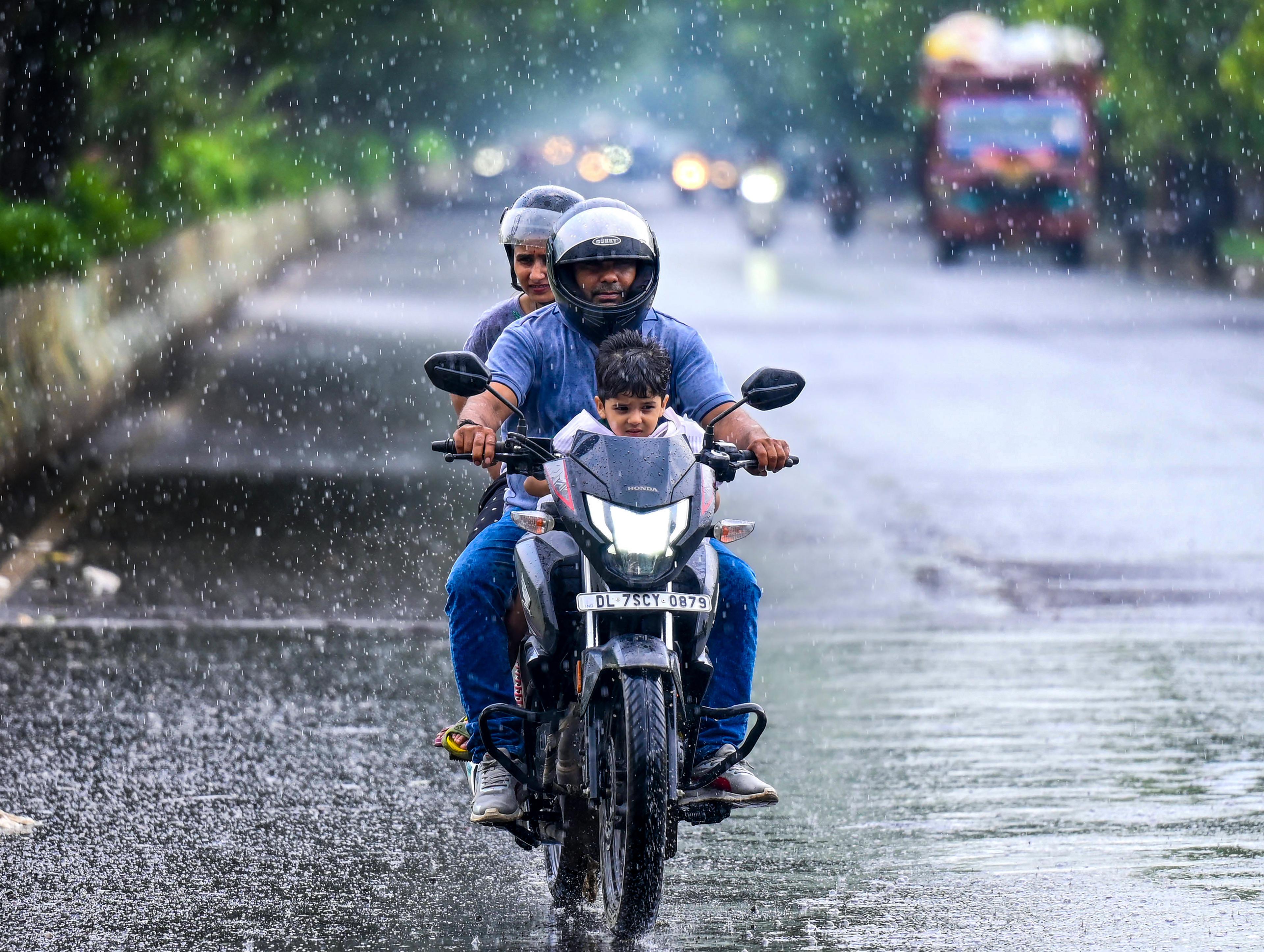 उमस और गर्मी का डबल अटैक, हल्की बारिश से राहत, लेकिन बढ़ी परेशानी, अस्पताल में बढ़ी मरीजों की संख्या