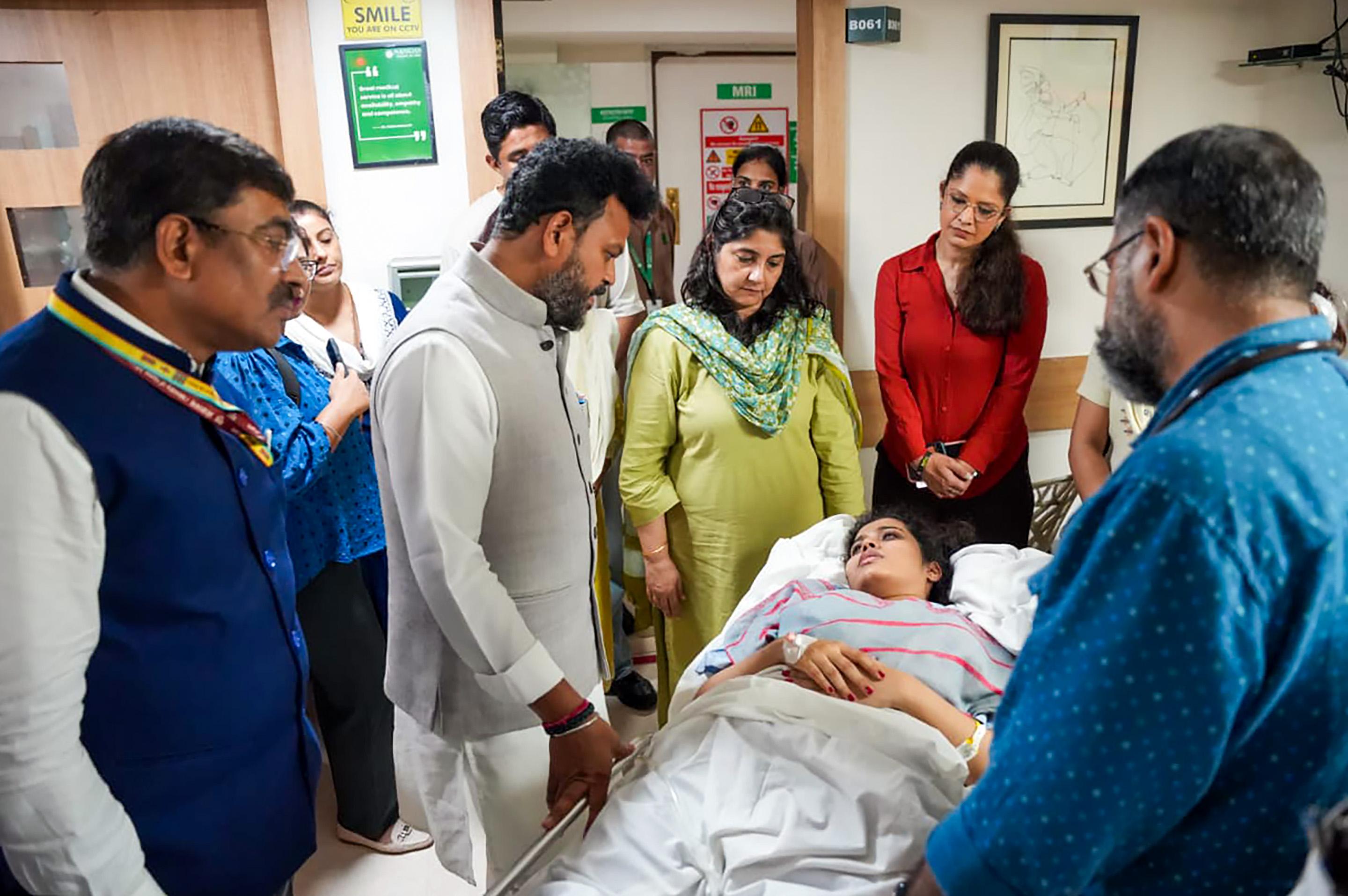 एयर इंडिया फ्लाइट टर्बुलेंस मामला: सभी 13 यात्री अस्पताल से डिस्चार्ज, 4 क्रू सदस्य अब भी इलाजरत