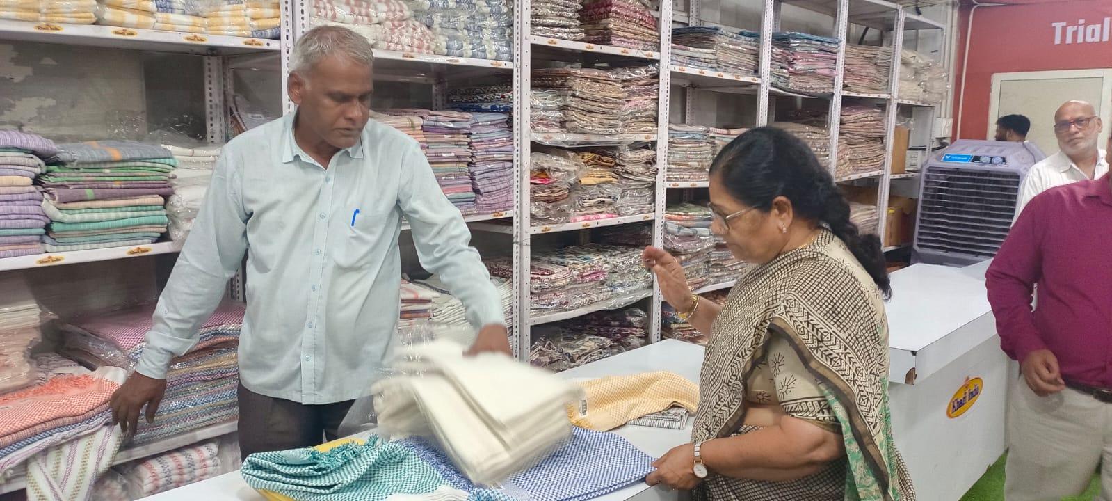राष्ट्रीय हथकरघा दिवस : सांसद मंजू शर्मा ने खरीदी खादी, ‘वोकल फॉर लोकल’ को बढ़ावा देने पर जोर