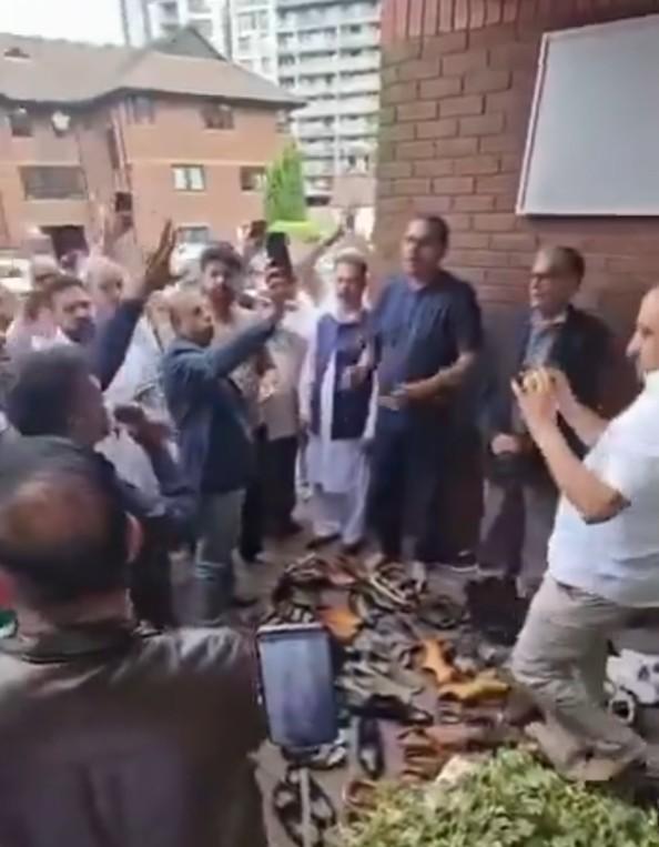 पीओके हिंसा को लेकर ब्रिटेन में विरोध, लोगों ने पाक दूतावास के बाहर किया प्रदर्शन
