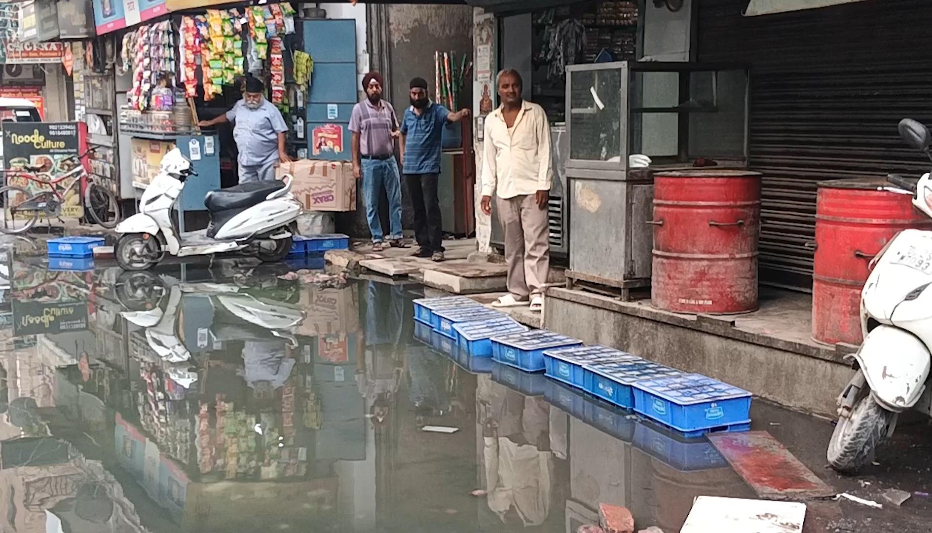 'न पी सकते हैं, न नहा सकते हैं'... दिल्ली के हरिनगर के लोगों का दूषित पानी को लेकर फूटा गुस्सा