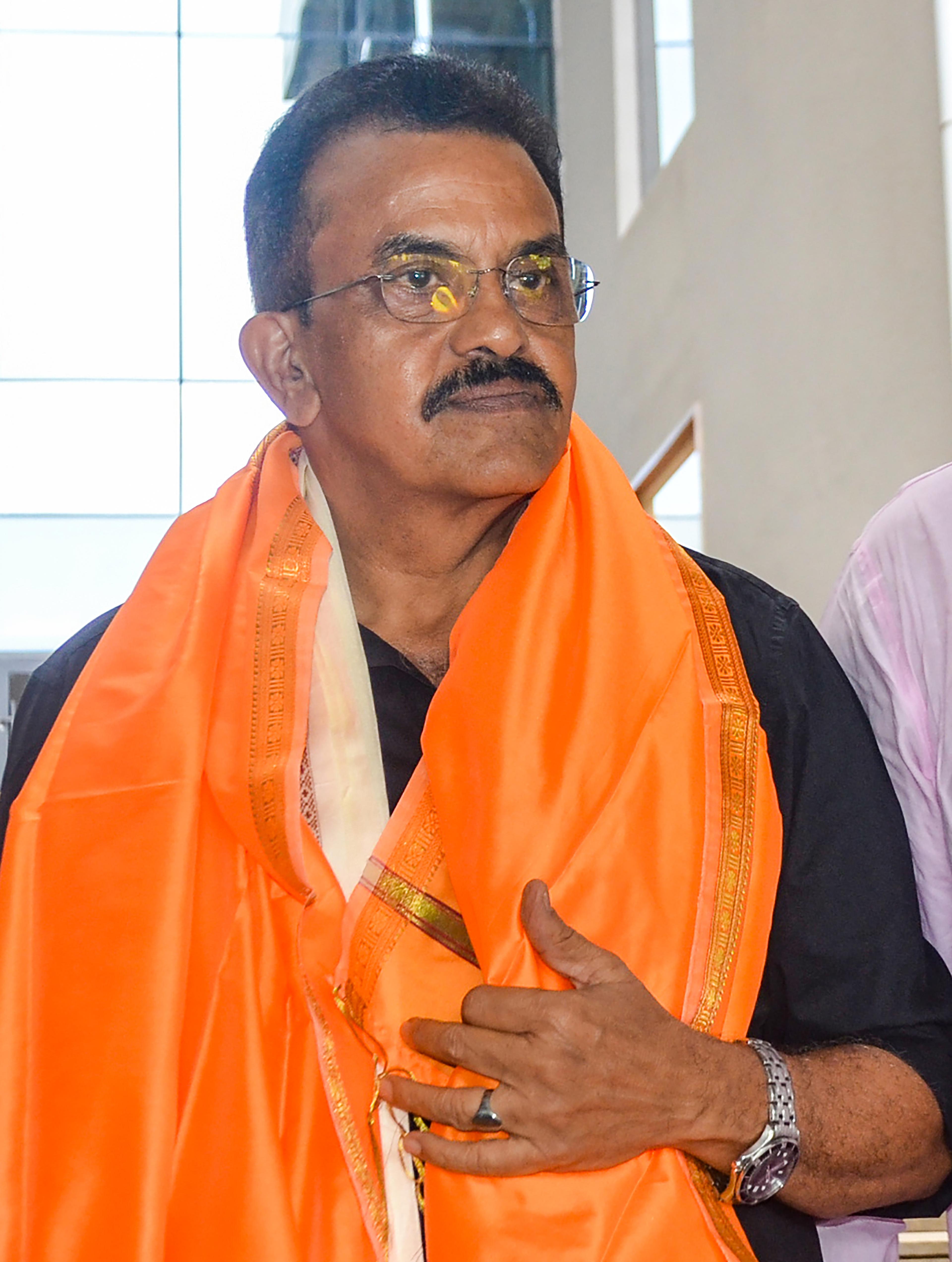 शिंदे गुट ने छह सांसदों के विलय के फैसले को बताया संविधान और कानून के अनुरूप
