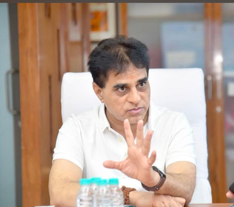 सूरत सिविल हॉस्पिटल डॉक्टर सुसाइड केस: 24 घंटे में जांच पूरी, 4 सीनियर डॉक्टर निलंबित, एचओडी को कारण बताओ नोटिस